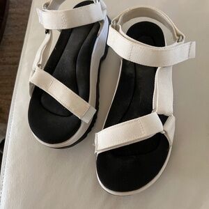 TEVA JADITO PLAYTFORM SANDALS WHITE  new without tags